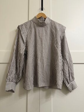 Everlane The Wing-Shoulder Long Sleeve Mockneck Top in Pecan White, Size 14